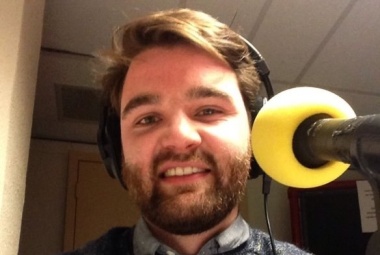 Feije Tempel in een uitzending van OOG-Radio tijdens zijn stageperiode