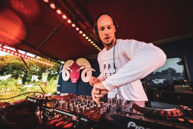 30c7bea9 84e5 4614 8242 66906e052975