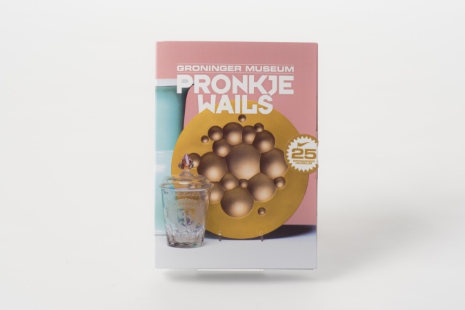 Het boekje 'Pronkjewails' met ansichtkaarten is te koop in de museumwinkel