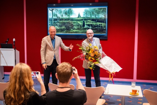 Bloemen voor algemeen directeur Andreas Blühm uit handen van Evert van Os (directeur Museum Singer Laren) - persconferentie 'Lentetuin' van Van Gogh terug in het Groninger Museum