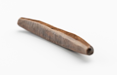 Runenhoutje Westeremden, achtste of negende eeuw, lang 12 cm