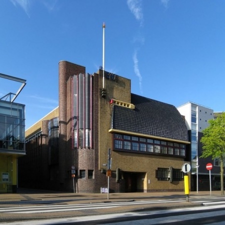 Das von Siebe Jan Bouma entworfene Gebäude des Stadtbauamts am Gedempte Zuiderdiep in Groningen (1928). Im denkmalgeschützten Bauwerk (Reichsmonument 485594) ist heute das Amt für Raumordnung und Wirtschaft untergebracht.