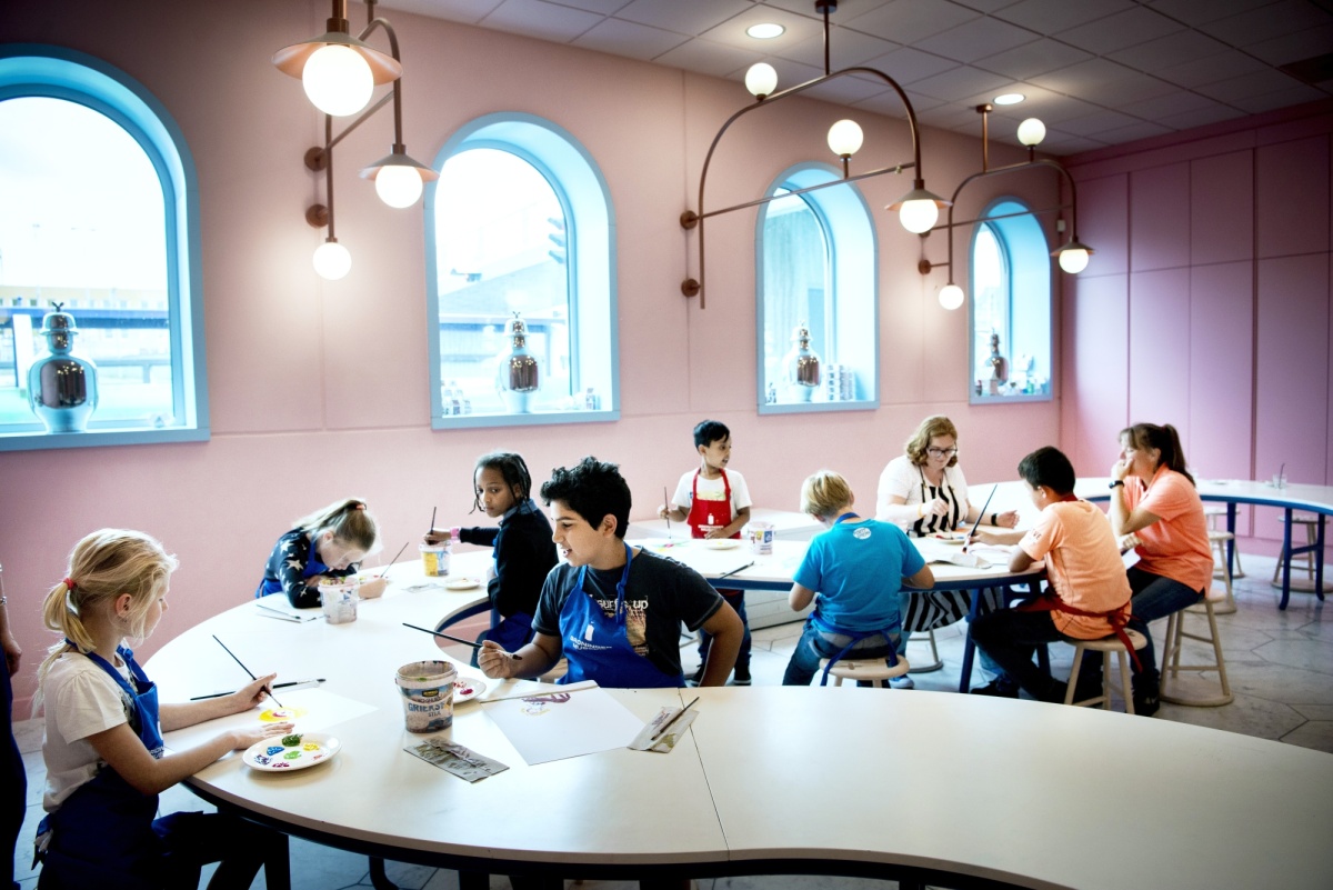 Kinderen in het atelier Corné Sparidaens