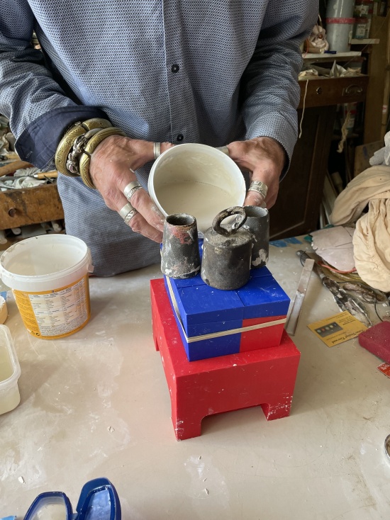 Het gietproces van de gipsen paardjes