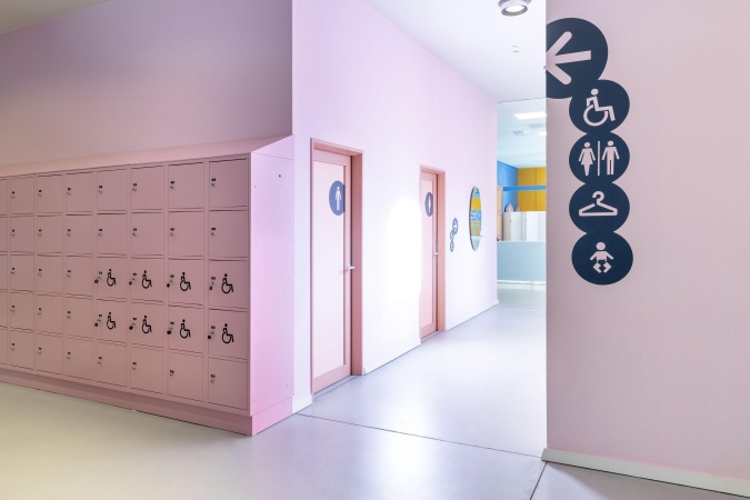 Naar garderobe en aangepast toilet