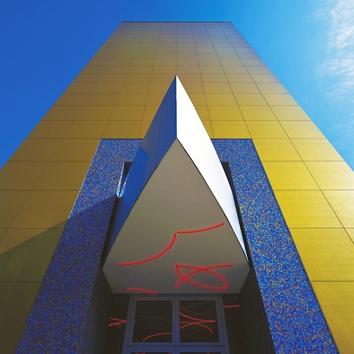 Groninger Museum, goudkleurige toren en entree