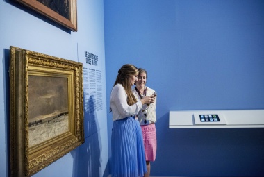 Overleg met begeleider Annetje tijdens opening De Ploeg.