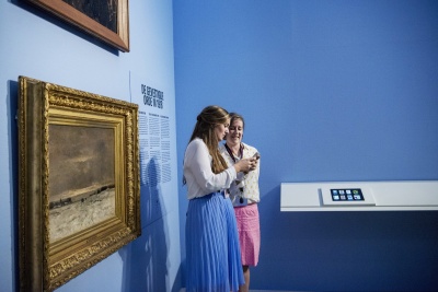 Overleg met begeleider Annetje tijdens opening De Ploeg.