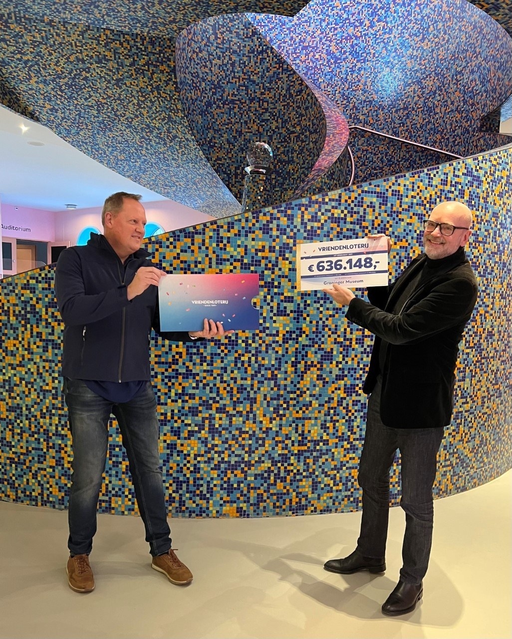 Vrienden Loterij reikt cheque uit aan Andreas Blühm directeur van het Groninger Museum