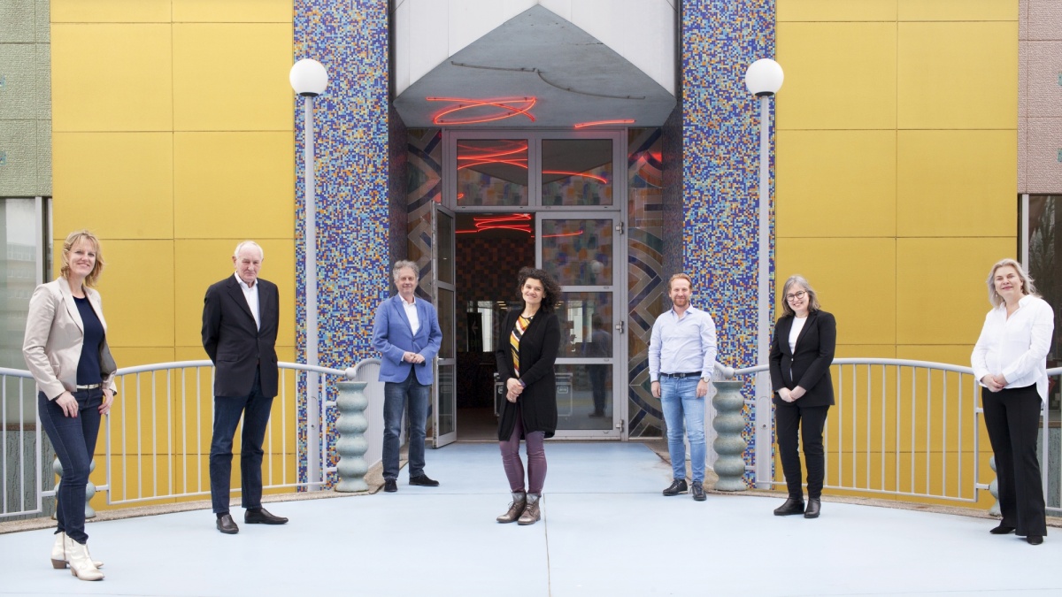 Raad van Toezicht Groninger Museum. Vlnr: Jacob Kielman, Johan Remkes, Elmer Sterken, Charlotte Wekker, Agnes Koops, Sander Prinsen, Nathalie de Vries, Cathy Jager