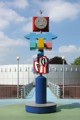 13 Mendini kunstwerk voor gebouw. Photo: Erik en Petra Hesmerg