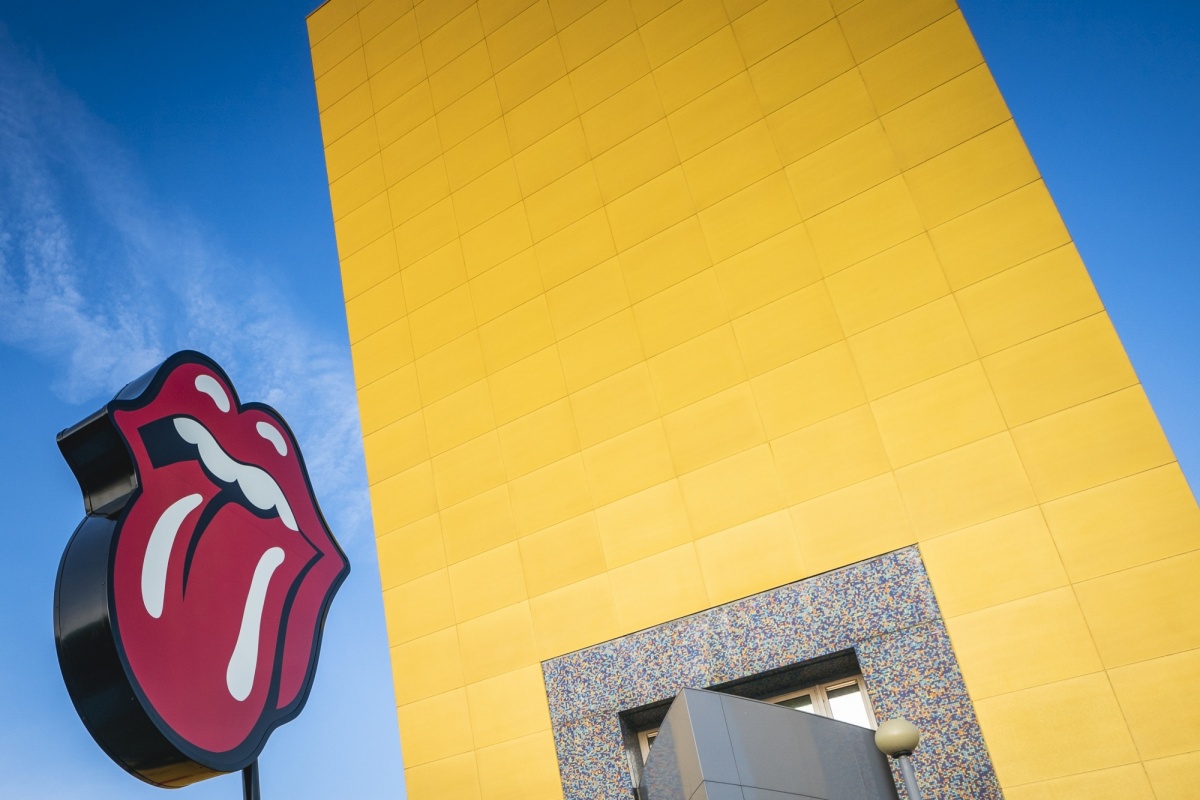 Tongue statue and golden tower