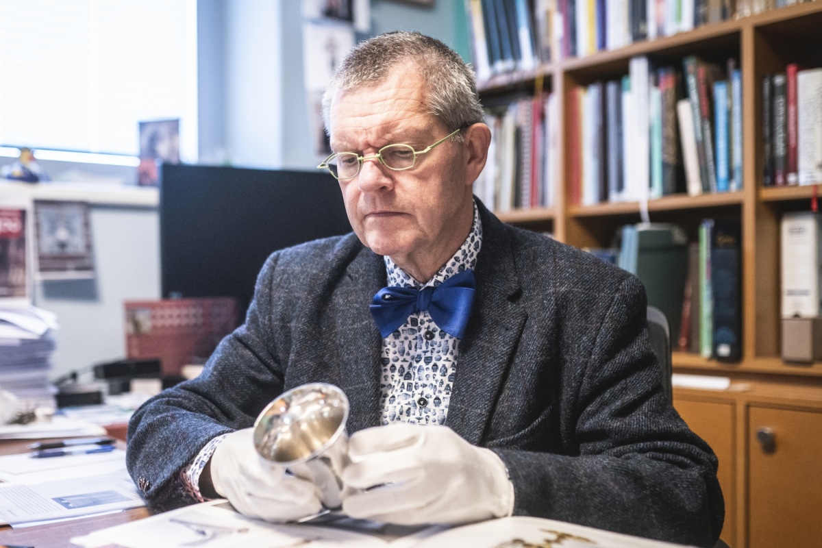 Conservator Egge Knol met de Allersmabeker