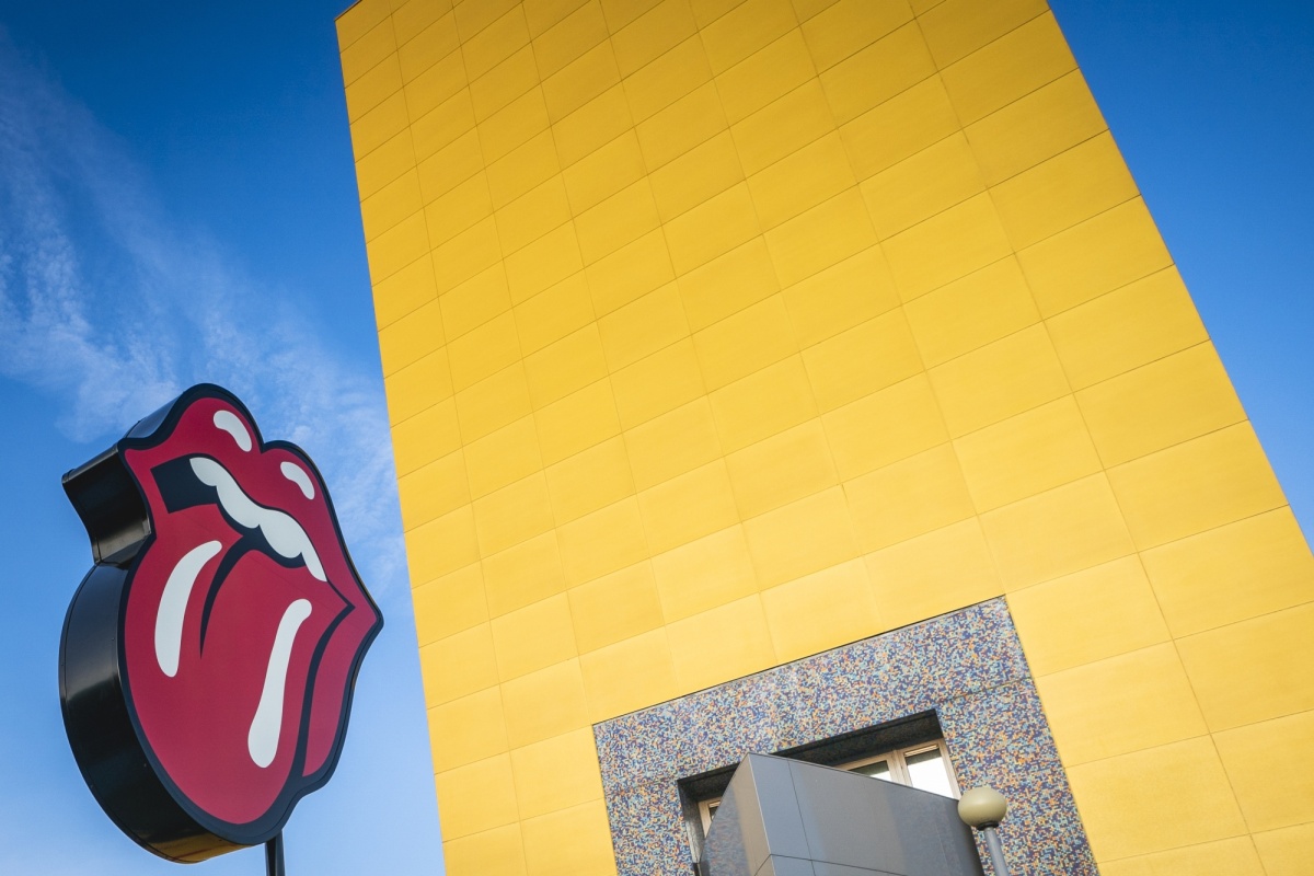 Tongsculptuur en gouden toren