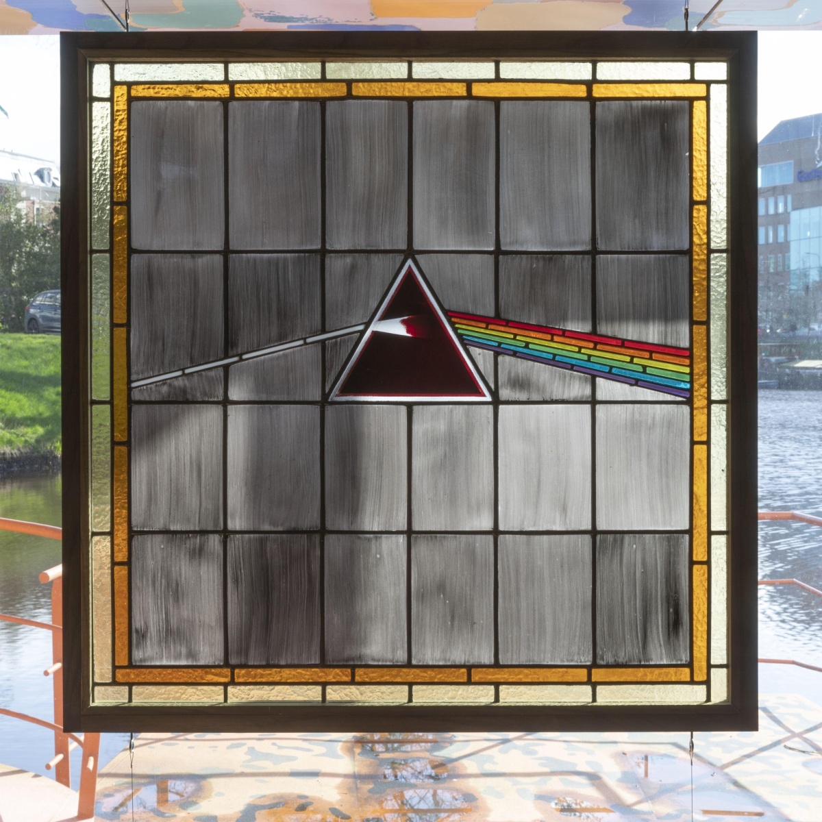 Hipgnosis Studio, The Dark Side of the Moon, glas-in-loodraam, 2003, foto: Heinz Aebi