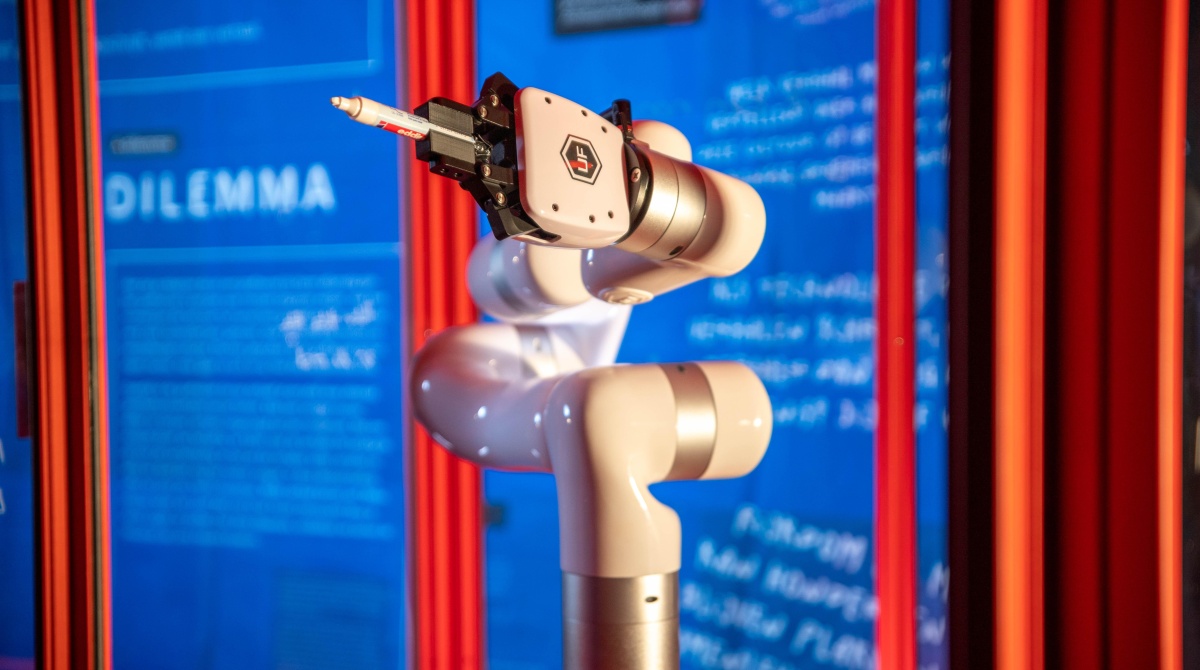 Robotarm Writing History, 2025, Paul en Albert voor Museum aan de A, Foto Studio Bruinen