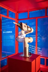 1 Robotarm Writing History 2025 Paul Albert voor Museum aan de A Foto Studio Bruinen