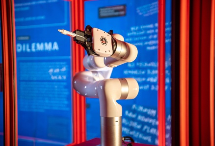 Robotarm Writing History, 2025, Paul en Albert voor Museum aan de A, Foto Studio Bruinen