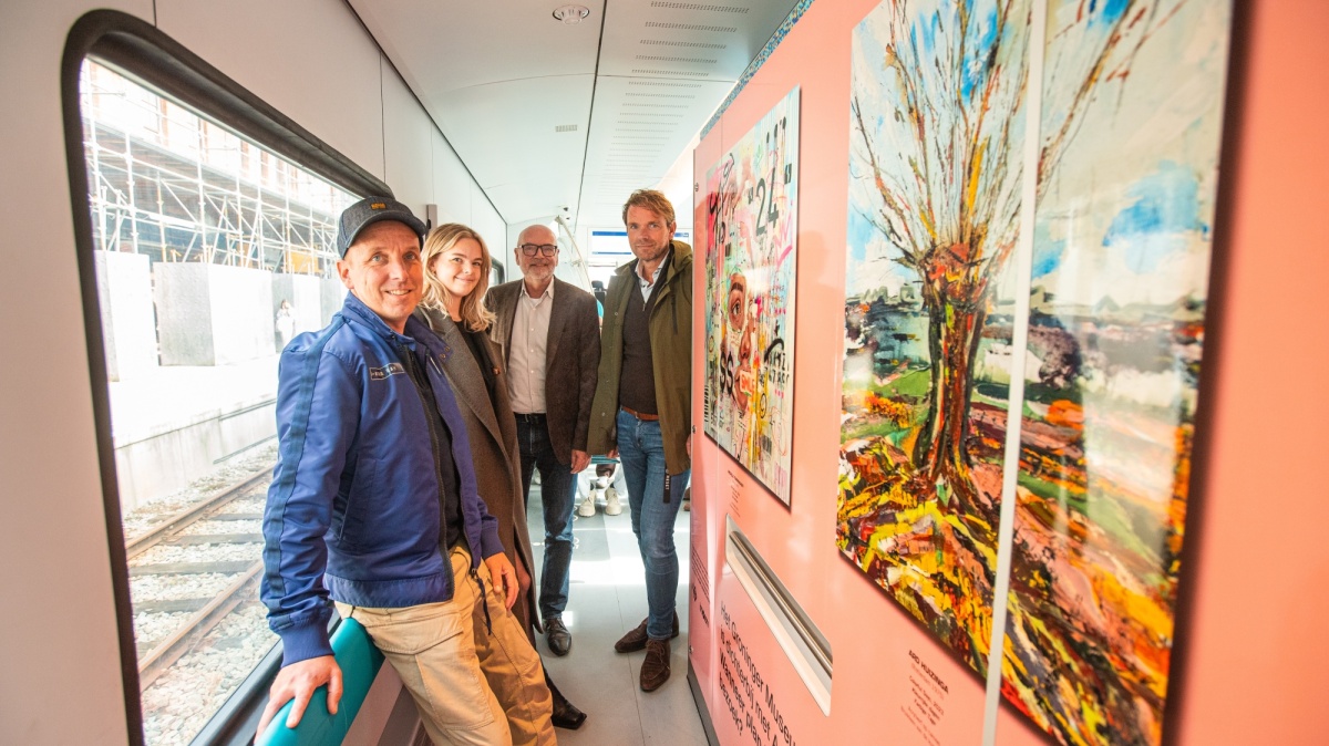 Vlnr: Winnaars Ard Huizinga en Michelle Temminghoff bij hun kunstwerken in de Arriva-trein, Andreas Blühm, Mark Garmann, foto: Arriva