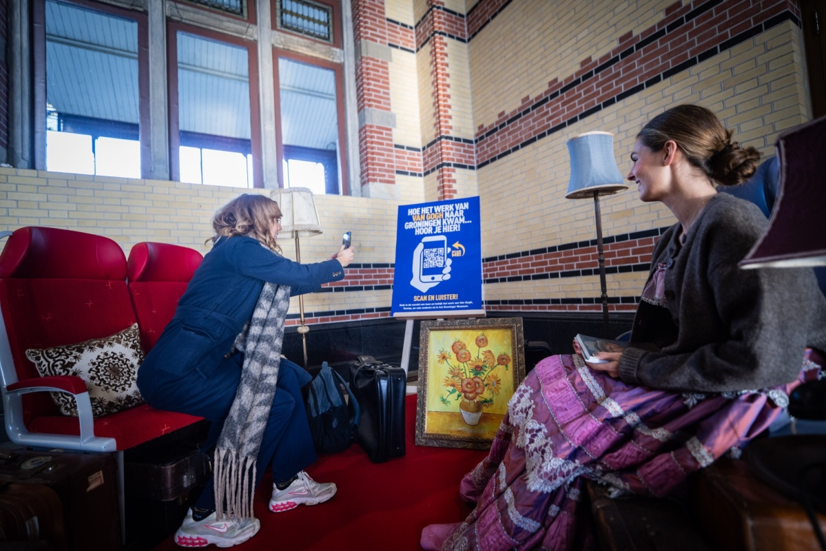 Luistercoupé Van Gogh op hoofdstation Groningen