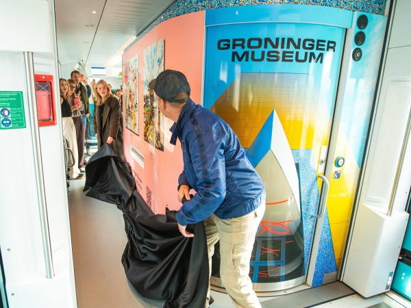 De onthulling van de kunstwerken in de Arriva-trein, foto: Arriva