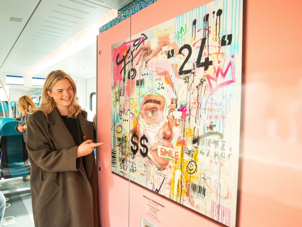 Michelle Temminghoff bij haar kunstwerk in de Arriva-trein, foto: Arriva
