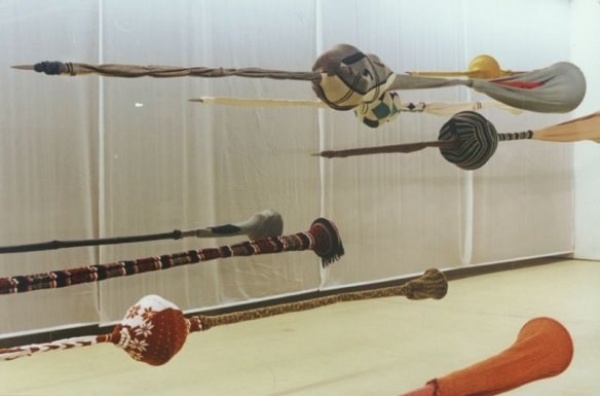 Yin Xiuzhen, Weapons, 2003-2007 (textiel en metaal 20 delen)