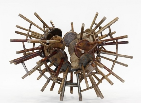 Ai Weiwei, Grapes, 2009, bestaand uit 27 krukjes uit de Qing Dynastie 1666-1912) Aangekocht met steun van het Mondriaan Fonds en Bankgiro Loterij