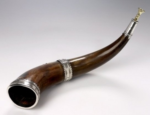 Onbekende maker, jachthoorn met zilverbeslag, runderhoorn, 1612-1613