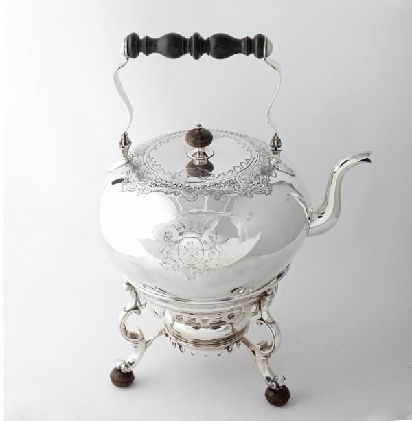 Arnoldus van Essen, zilveren waterketel op komfoor, 1757-1758