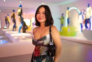 Stagiair Ashley tijdens de opening party Gianni Versace Retrospective