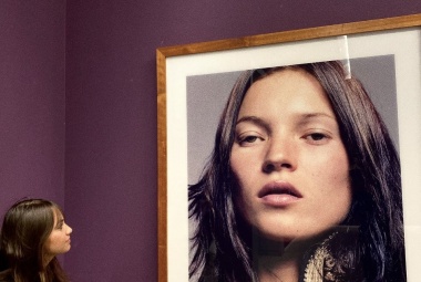 Stagiaire Elize bij Kate Moss door Inez van Lamsweerde