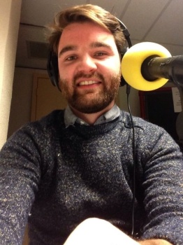 Feije Tempel in een uitzending van OOG-Radio tijdens zijn stageperiode