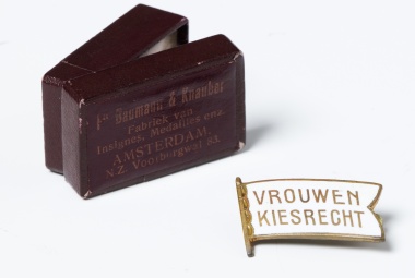 Speldje van de Nederlandse Vereniging voor Vrouwenkiesrecht afkomstig van mevrouw Geertruida Margaretha Hartsema uit Hoogkerk. Groninger Museum
