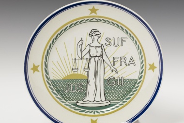 Arnhemse Fayencefabriek, Arnhem Bordje met het symbool van de internationale beweging voor Vrouwen kiesrecht (Jus Siffragii), ca. 1919