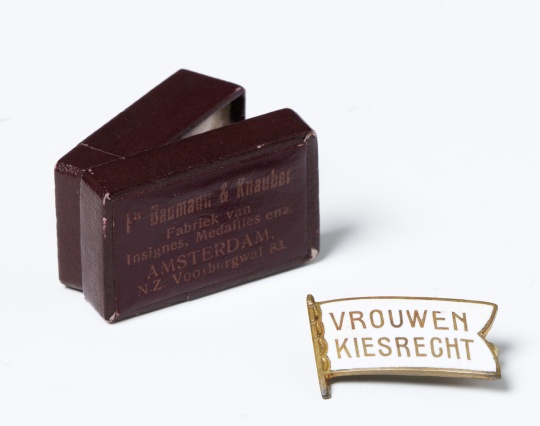 Badge of the Dutch Suffrage Association, owned by mrs. Geertruida Margaretha Hartsema from Hoogkerk. Groninger Museum