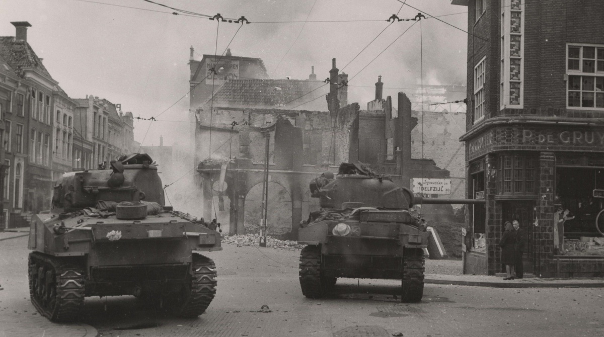 11 Twee tanks op het Zuiderdiep