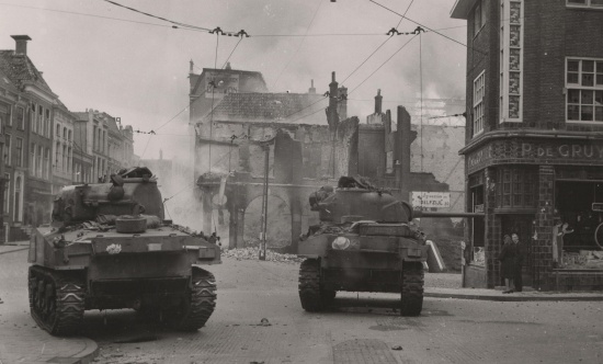 Twee tanks op het Zuiderdiep in Groningen