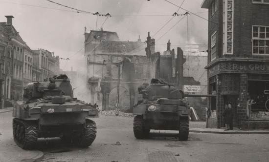 Twee tanks op het Zuiderdiep in Groningen