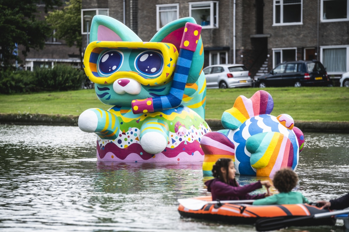 Badkat met guppy, Studio Maky voor Kinderbiënnale Groninger Museum, Floresvijver, Groningen, augustus 2021