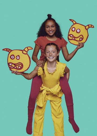 Emily en Gimay, ambassadeurs Kinderbiënnale. Fotografie: Christopher Smith. Styling: Elise Klinkert