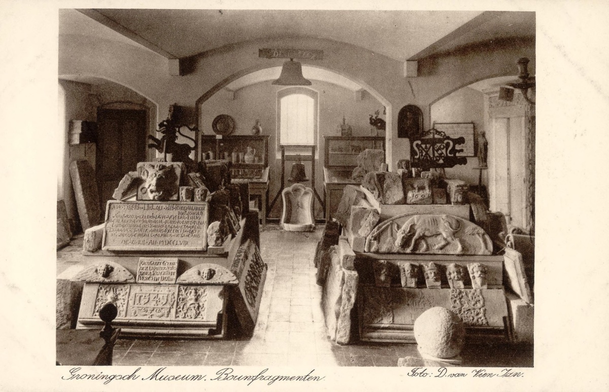 D. Van Veen, Groningsch Museum, een tentoonstellingszaal van het Groninger Museum, circa 1920