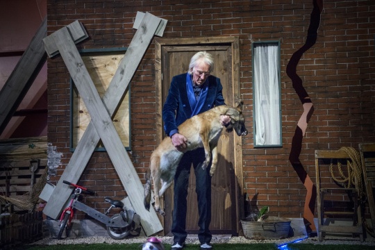 Freek de Jonge's 'Aardbe(l)eving'