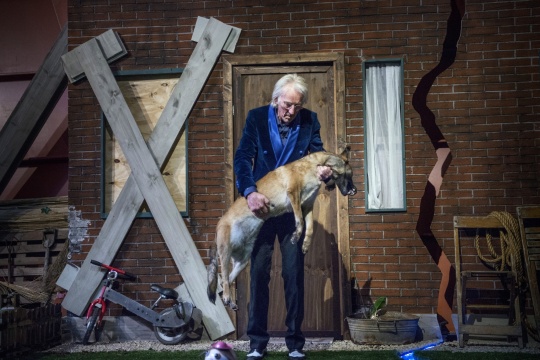 Freek de Jonge's 'Aardbe(l)eving'