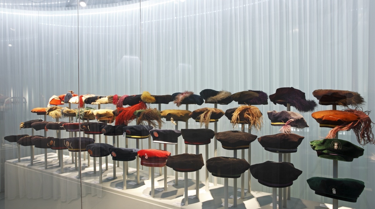 Student in Groningen, Starckpaviljoen, zaalfoto baretten, Groninger Museum, 2014