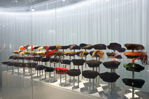 Student in Groningen, Starckpaviljoen, zaalfoto baretten, Groninger Museum, 2014