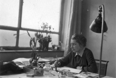 Gunta Stölzl in haar atelier