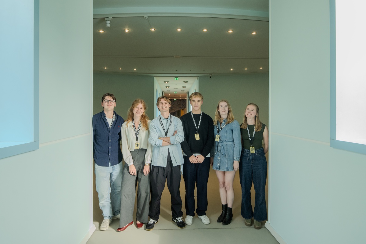 Jongerenambassadeurs REFRAME Groninger Museum. V.l.n.r.: Corné Boot, Marlies Hogeveen, Hugo Room, Koen Vermeeren, Berber Knijpstra en Inge van der Molen. Foto: Niels Knelis