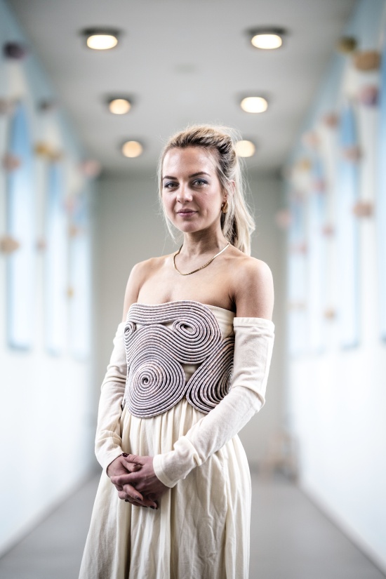Joana Schneider tijdens de opening van Otherworldly, foto: Siese Veenstra